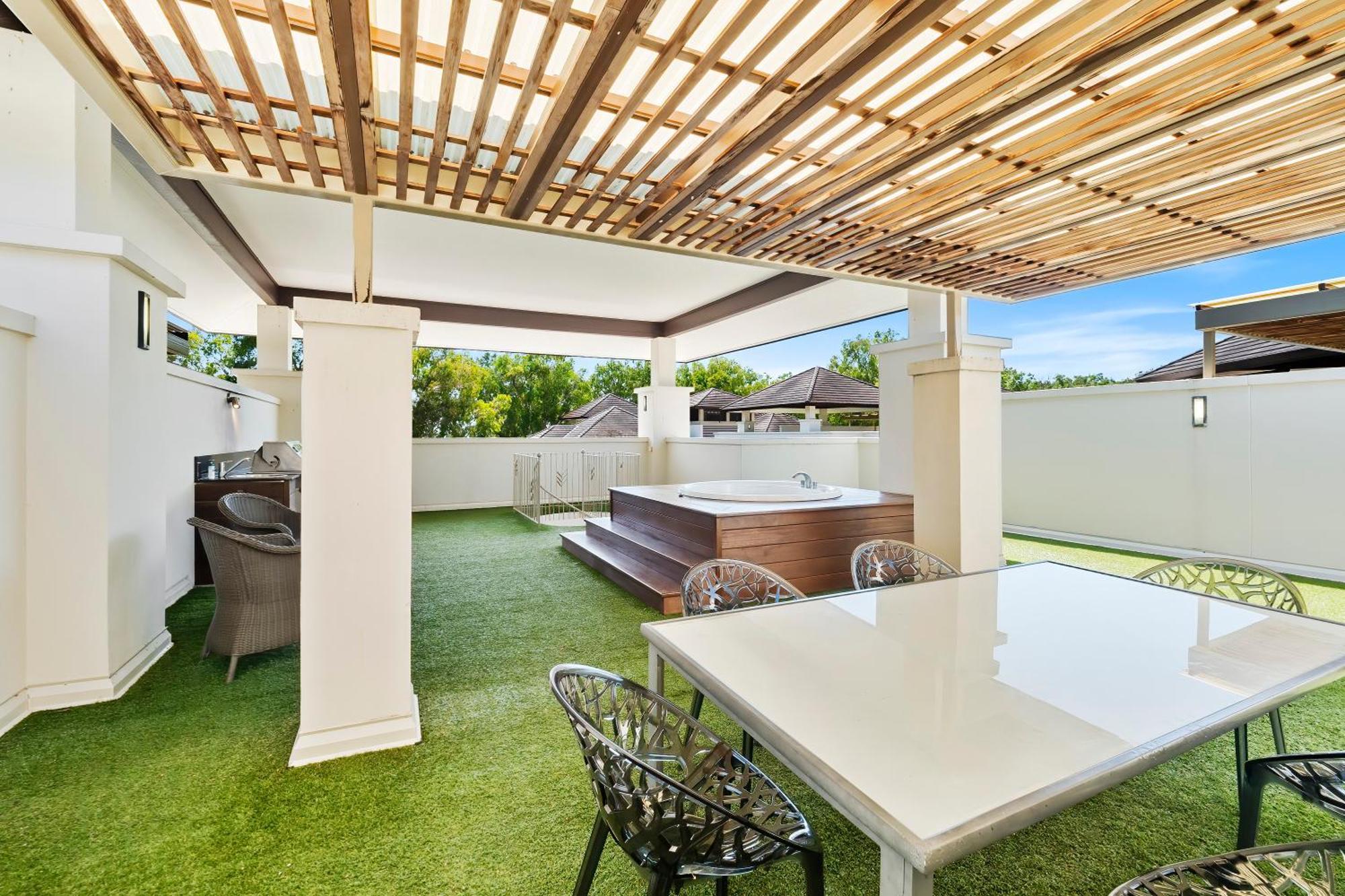 Private Apartments In The Temple Beachfront Resort Palm Cove Kamer foto