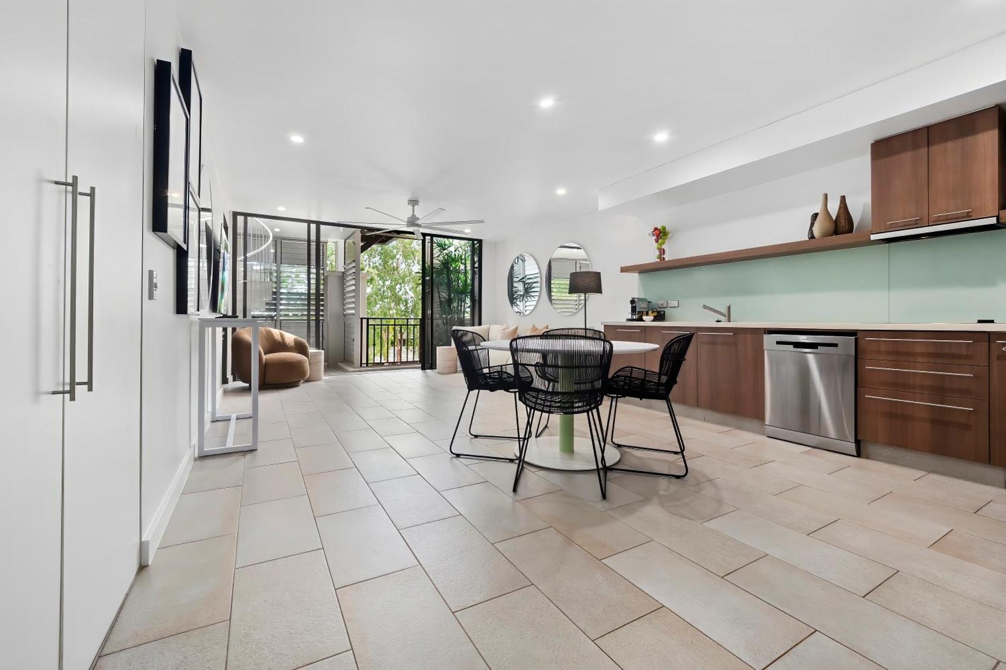 Private Apartments In The Temple Beachfront Resort Palm Cove Kamer foto